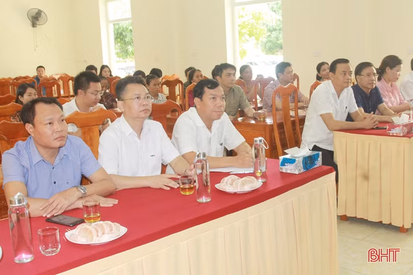 Bàn giao nhà chống thiên tai cho người nghèo Hà Tĩnh