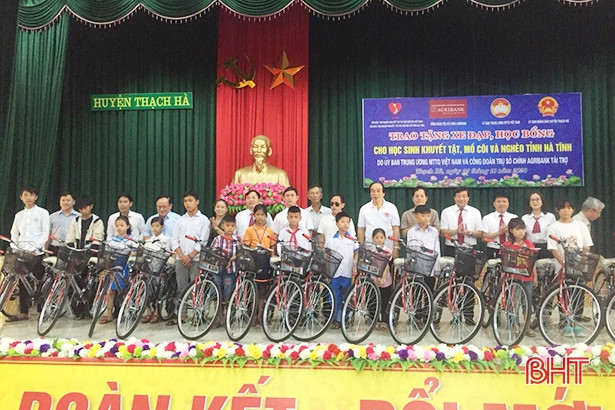 Trao 100 suất học bổng, 33 xe đạp cho học sinh nghèo 
