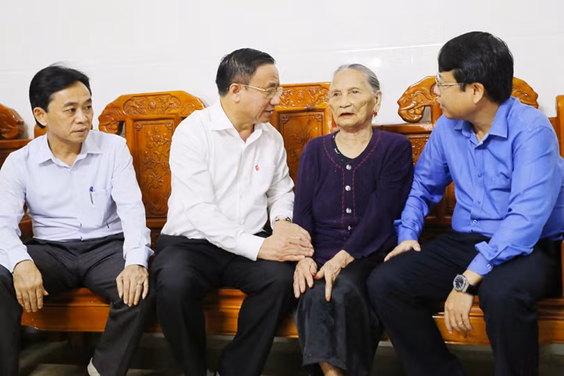 Lãnh đạo Hà Tĩnh thăm hỏi, tặng quà Mẹ Việt Nam anh hùng và Anh hùng LLVT Nhân dân