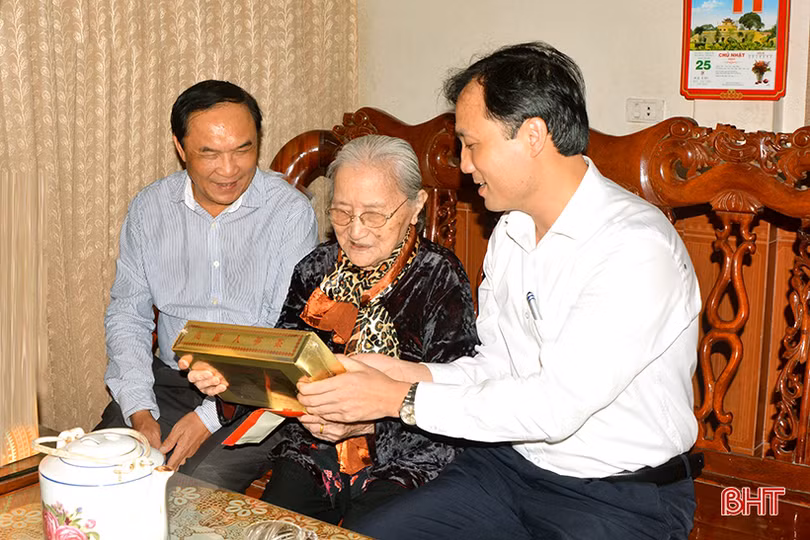 Lãnh đạo Hà Tĩnh thăm hỏi, tặng quà Mẹ Việt Nam anh hùng và Anh hùng LLVT Nhân dân