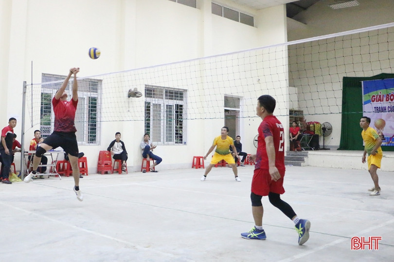 12 CLB phong trào ở TP Hà Tĩnh tranh tài bóng chuyền đệm đôi nam