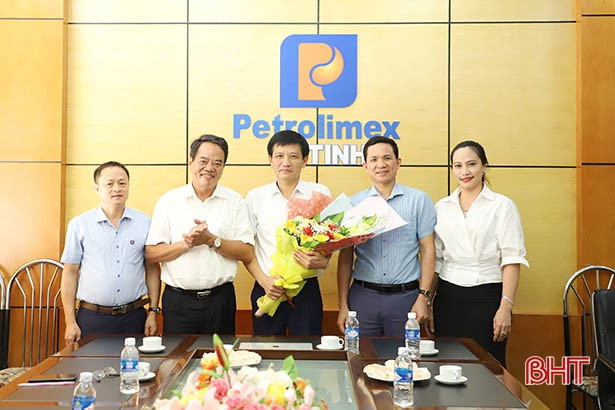 Đảng ủy Khối CCQ&DN Hà Tĩnh chúc mừng doanh nghiệp nhân ngày Doanh nhân