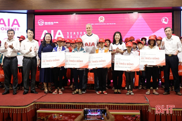 AIA trao xe đạp, hợp đồng bảo hiểm trị giá 562 triệu đồng hỗ trợ trẻ em Hà Tĩnh