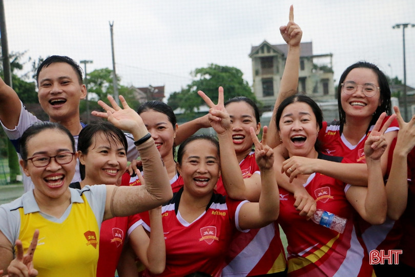 Thắng trận “thủy chiến”, đội Trường iSchool vô địch Giải bóng đá nữ TP Hà Tĩnh