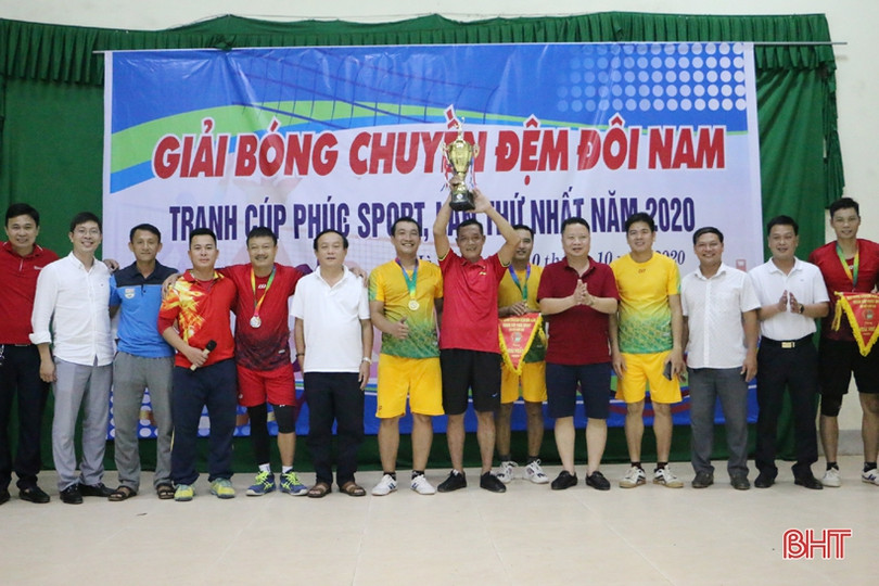 12 CLB phong trào ở TP Hà Tĩnh tranh tài bóng chuyền đệm đôi nam