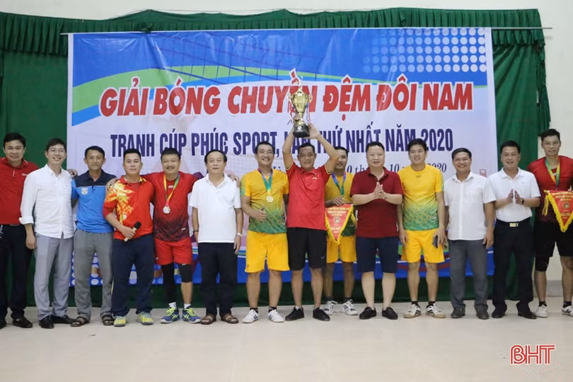 12 CLB phong trào ở TP Hà Tĩnh tranh tài bóng chuyền đệm đôi nam