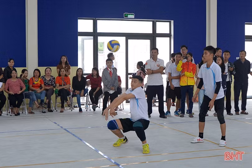 Khởi tranh Giải Bóng chuyền nam thị xã Hồng Lĩnh