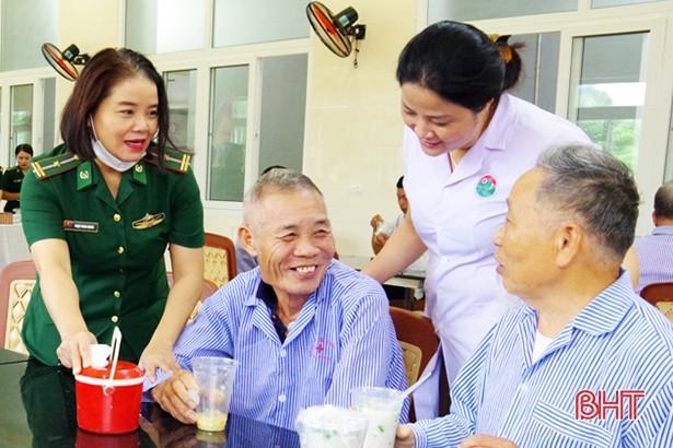 Gần 850 bát cháo “ấm tình quân dân” được trao tặng tại BVĐK Hà Tĩnh