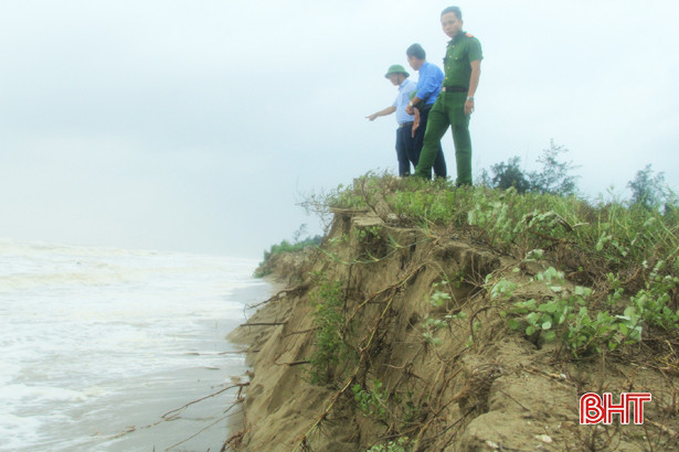 Mưa lớn gây sạt lở, uy hiếp đê biển Nghi Xuân