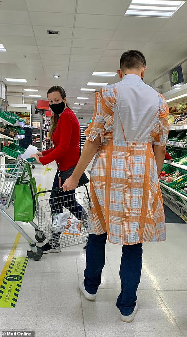 Mặc “hàng hiệu” xuống phố cũng chẳng... sung sướng gì