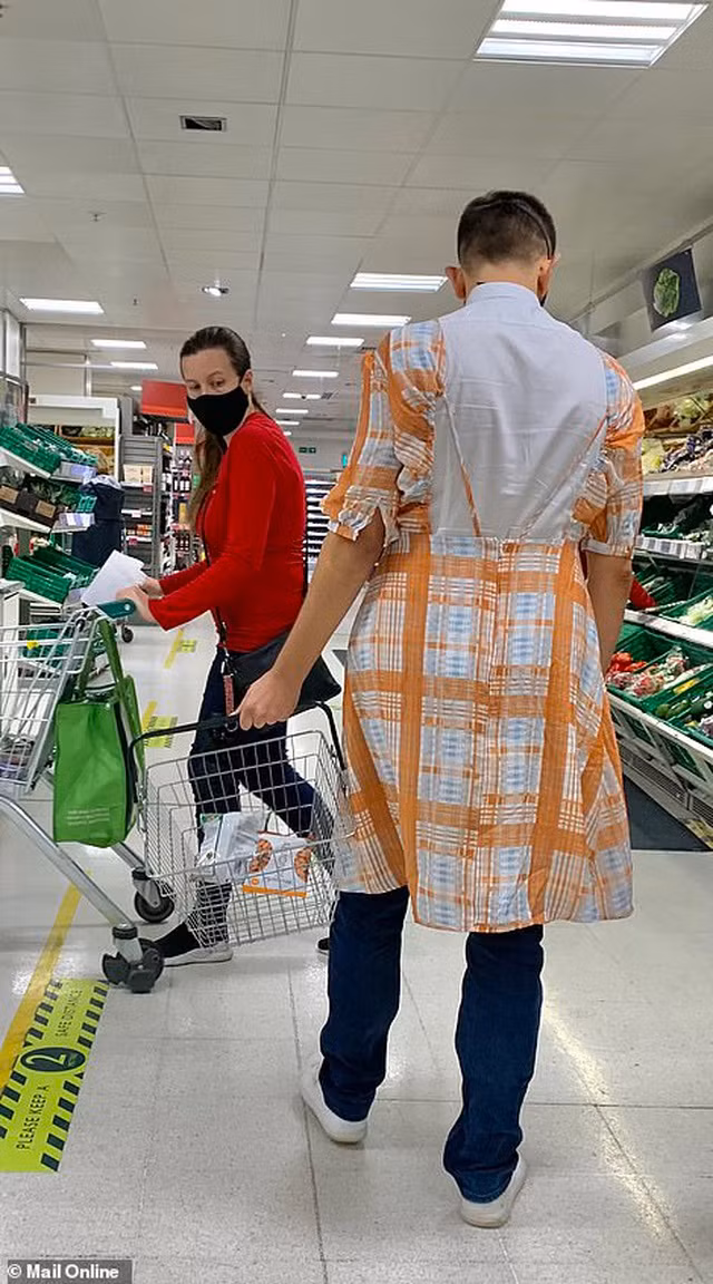 Mặc “hàng hiệu” xuống phố cũng chẳng... sung sướng gì