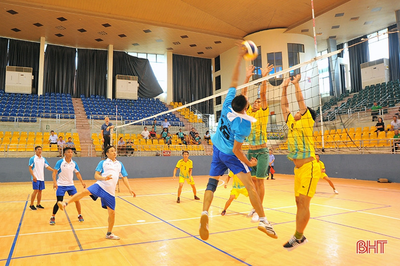 Khởi tranh giải bóng chuyền nam cán bộ Hội Nông dân Hà Tĩnh