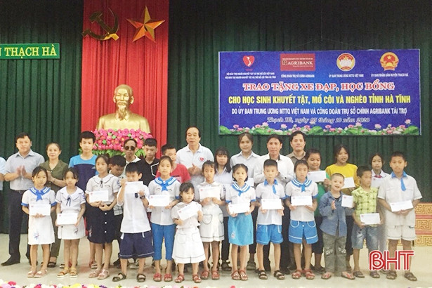 Trao 100 suất học bổng, 33 xe đạp cho học sinh nghèo 