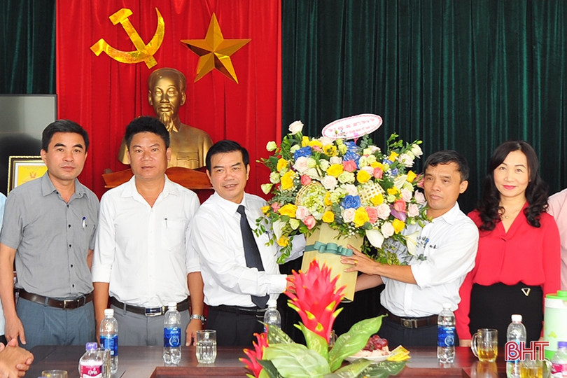 Lãnh đạo Hà Tĩnh chúc mừng các doanh nghiệp nhân ngày Doanh nhân Việt Nam
