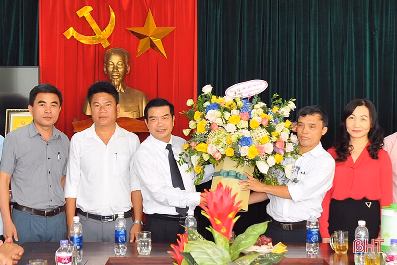 Lãnh đạo Hà Tĩnh chúc mừng các doanh nghiệp nhân ngày Doanh nhân Việt Nam