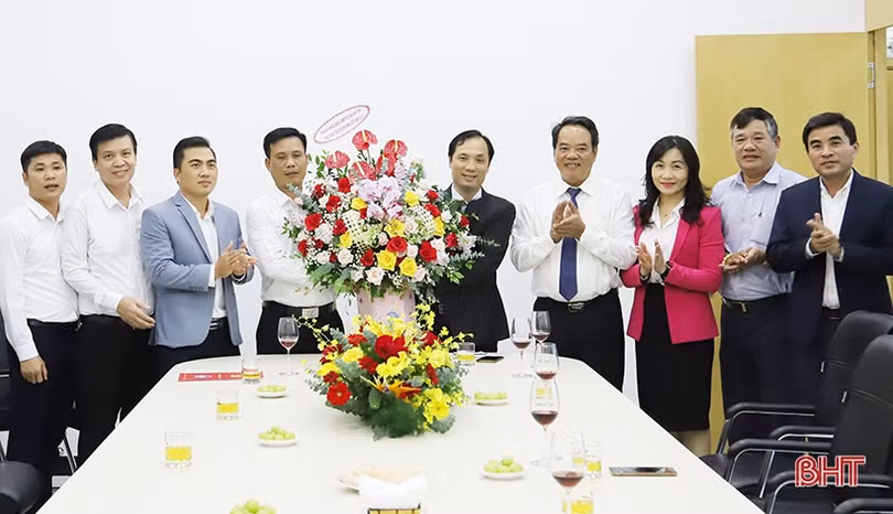 Phó Bí thư Thường trực Tỉnh ủy Hoàng Trung Dũng chúc mừng ngày Doanh nhân Việt Nam