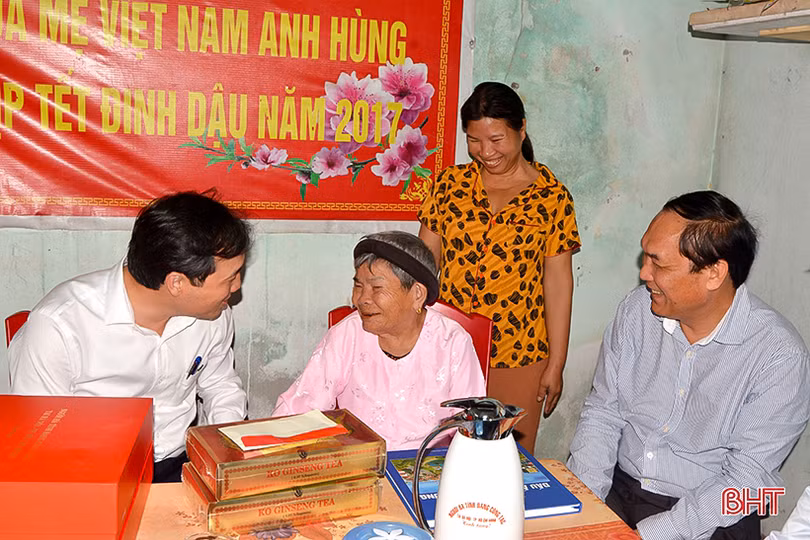 Lãnh đạo Hà Tĩnh thăm hỏi, tặng quà Mẹ Việt Nam anh hùng và Anh hùng LLVT Nhân dân