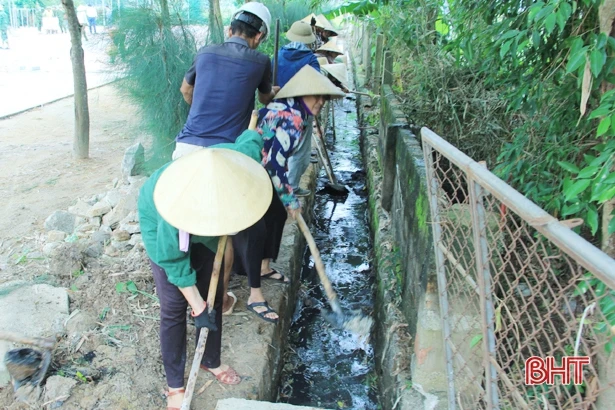 Lực lượng vũ trang Hà Tĩnh giúp dân xây dựng nông thôn mới