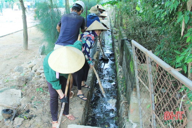 Lực lượng vũ trang Hà Tĩnh giúp dân xây dựng nông thôn mới