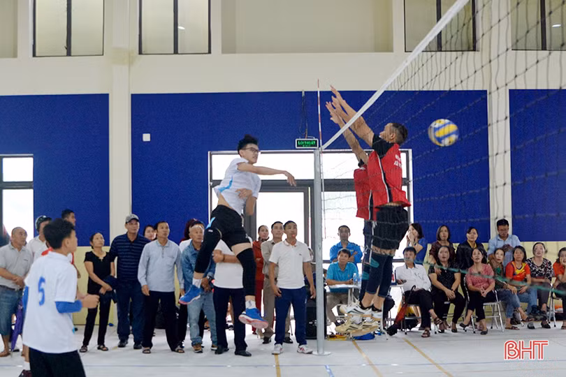 Khởi tranh Giải Bóng chuyền nam thị xã Hồng Lĩnh