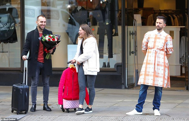 Mặc “hàng hiệu” xuống phố cũng chẳng... sung sướng gì