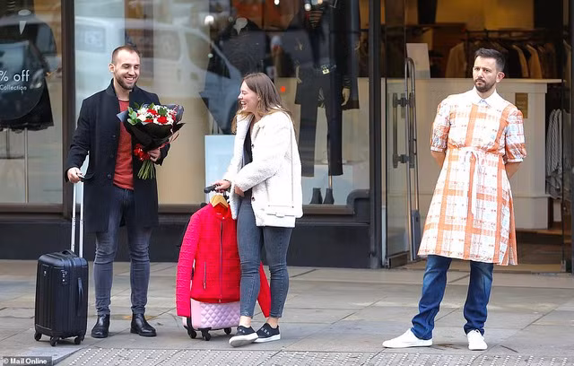 Mặc “hàng hiệu” xuống phố cũng chẳng... sung sướng gì