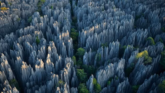 Ấn tượng ngôi đền nằm cheo leo trên đỉnh núi đá giữa muôn trùng mây