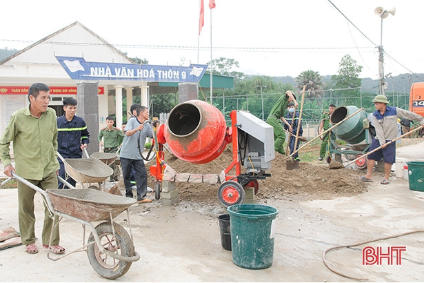 Công an Hương Sơn giúp xã biên giới Sơn Hồng xây dựng nông thôn mới