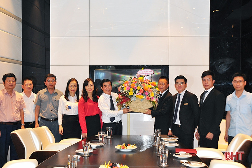 Lãnh đạo Hà Tĩnh chúc mừng các doanh nghiệp nhân ngày Doanh nhân Việt Nam