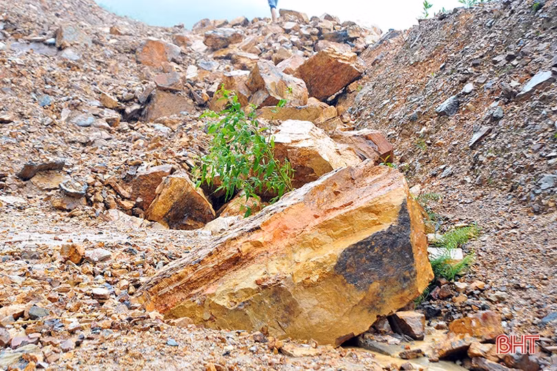 Ảnh hưởng mưa lũ, đường Phúc Trạch – Hương Liên sạt lở nghiêm trọng