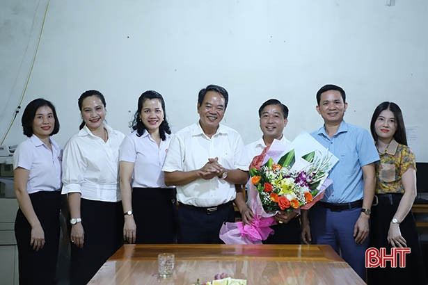 Đảng ủy Khối CCQ&DN Hà Tĩnh chúc mừng doanh nghiệp nhân ngày Doanh nhân