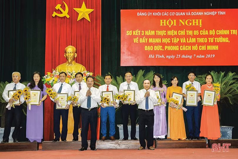 Tăng cường bảo vệ nền tảng tư tưởng của Đảng, đấu tranh, phản bác các quan điểm sai trái, thù địch trong tình hình mới