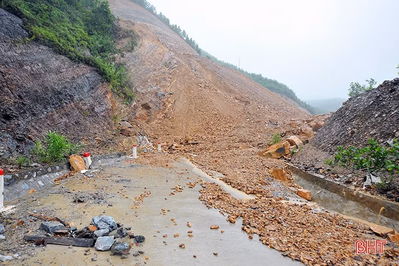 Ảnh hưởng mưa lũ, đường Phúc Trạch – Hương Liên sạt lở nghiêm trọng