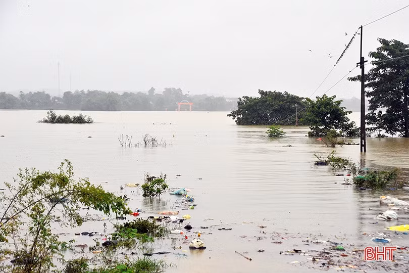 Nước sông Ngàn Sâu lên mức báo động, 5 xã ở Hương Khê bị cô lập