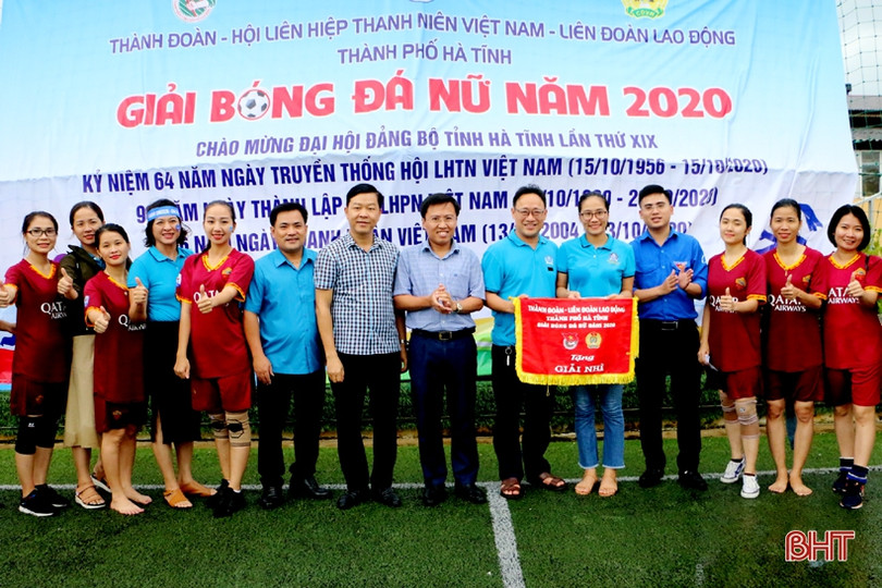 Thắng trận “thủy chiến”, đội Trường iSchool vô địch Giải bóng đá nữ TP Hà Tĩnh