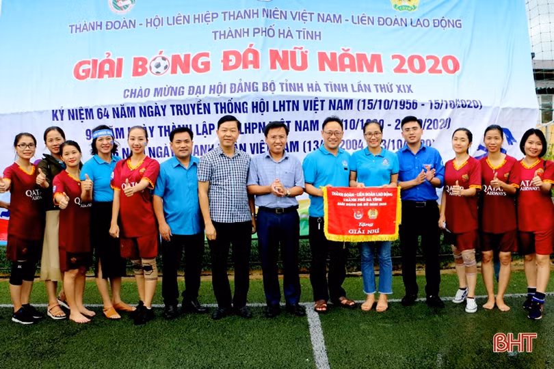 Thắng trận “thủy chiến”, đội Trường iSchool vô địch Giải bóng đá nữ TP Hà Tĩnh