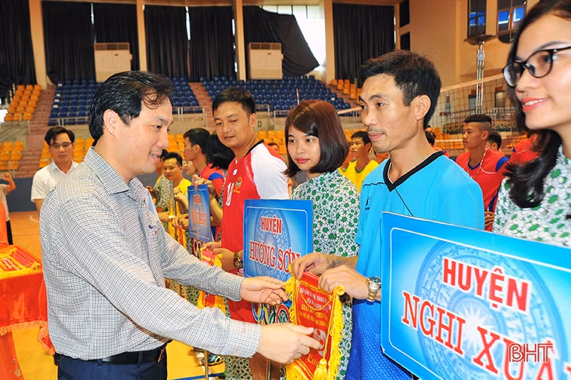 Khởi tranh giải bóng chuyền nam cán bộ Hội Nông dân Hà Tĩnh