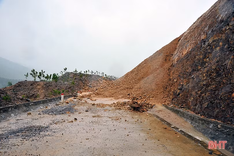 Ảnh hưởng mưa lũ, đường Phúc Trạch – Hương Liên sạt lở nghiêm trọng