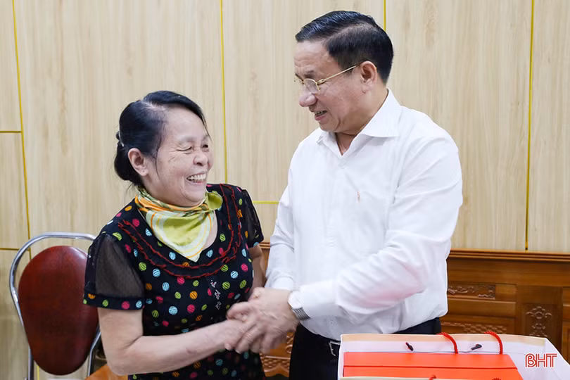 Lãnh đạo Hà Tĩnh thăm hỏi, tặng quà Mẹ Việt Nam anh hùng và Anh hùng LLVT Nhân dân