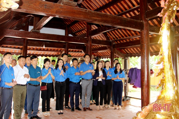 Tặng 16 suất quà cho nữ đảng viên cao tuổi, người có hoàn cảnh khó khăn ở Lộc Hà