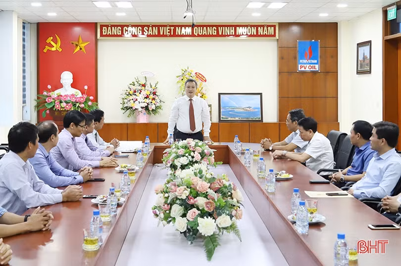 Chủ tịch UBND tỉnh Hà Tĩnh chúc mừng các doanh nghiệp nhân ngày Doanh nhân Việt Nam