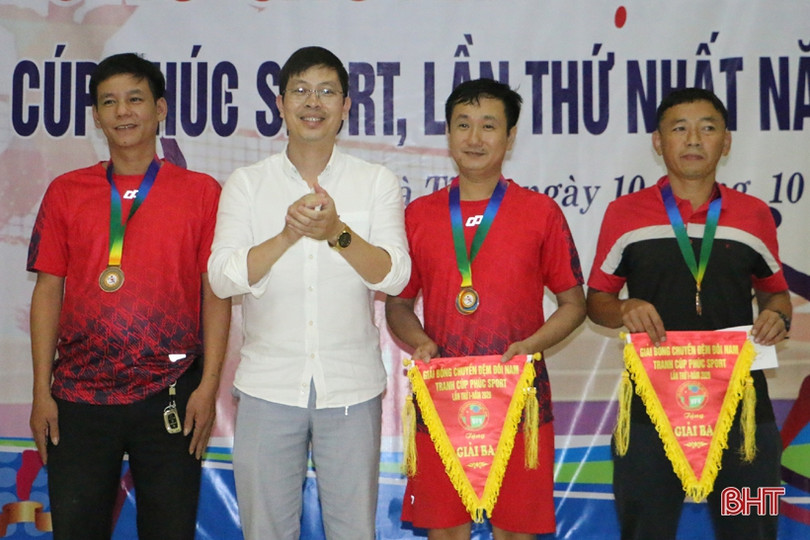 12 CLB phong trào ở TP Hà Tĩnh tranh tài bóng chuyền đệm đôi nam