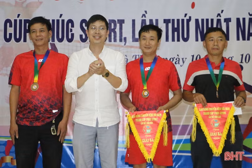 12 CLB phong trào ở TP Hà Tĩnh tranh tài bóng chuyền đệm đôi nam