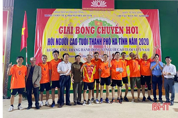 Người cao tuổi thành phố Hà Tĩnh hào hứng tham gia giải bóng chuyền hơi