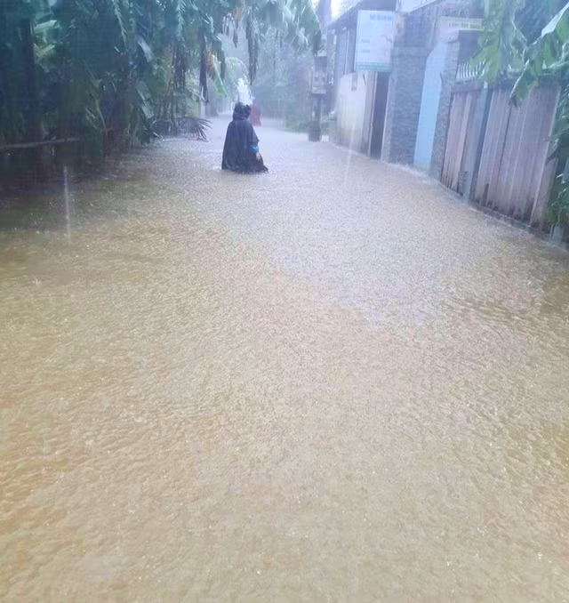 Nước sông Hương gần tràn bờ, TP Huế ngập mênh mông