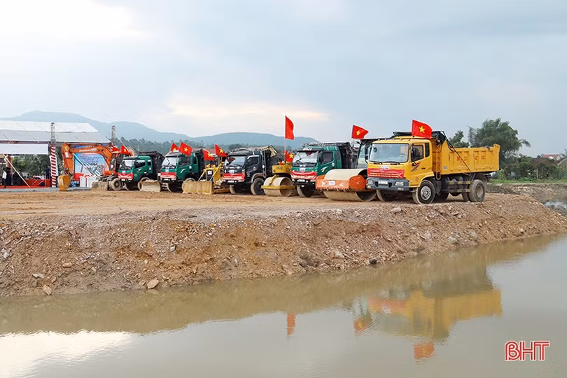 Khắp công trường, xưởng máy bừng khí thế thi đua mừng ngày hội lớn của Hà Tĩnh