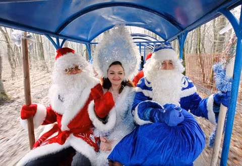 Những diễn viên trong trang phục Santa, cha Frost và công chúa tuyết tại công viên Stavropol miền Nam nước Nga. Người Nga đón Tết dương lịch vào ngày 31/12 và ngày Giáng sinh của mình vào ngày 7/1.
