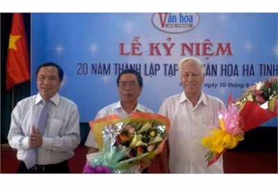 GĐ Sở VH - TT & DL Võ Hồng Hải tặng hoa cho các cán bộ lãnh đạo Sở qua các thời kỳ