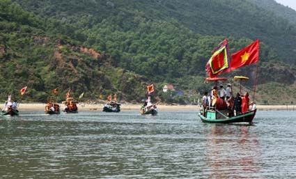 Du khách ngồi thuyền về tham dự lễ hội Du khách ngồi thuyền về tham dự lễ hội