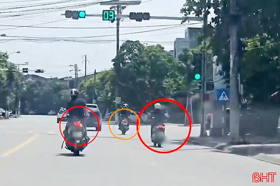 Xi nhan "một đàng", xe máy di chuyển... "một nẻo"!